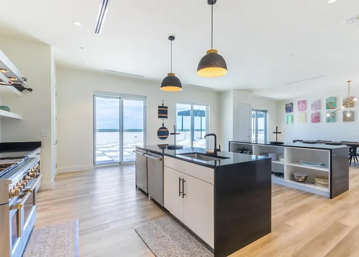 Elegant 6 Bedroom With And Views, 2 Large Balconies, Next To The Hangout! *