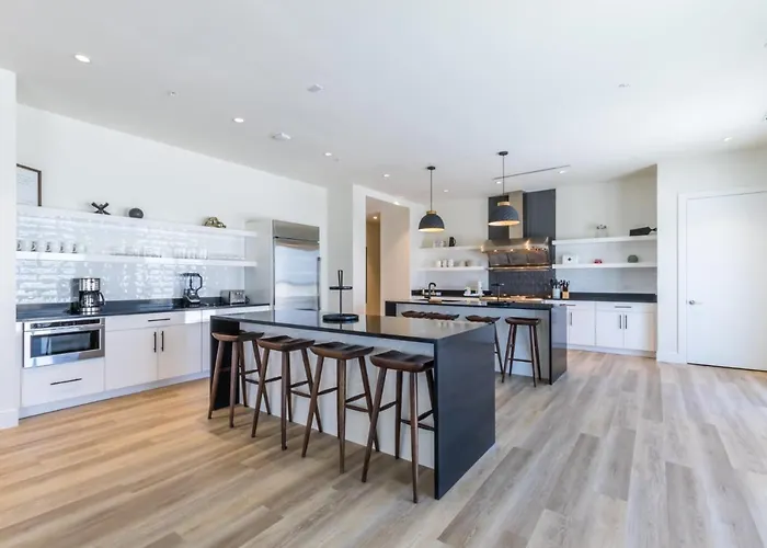 Elegant 6 Bedroom With And Views, 2 Large Balconies, Next To The Hangout! *