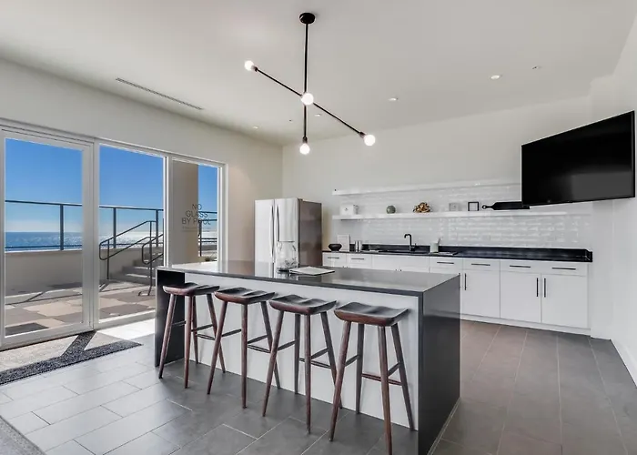Elegant 6 Bedroom With And Views, 2 Large Balconies, Next To The Hangout! Gulf Shores