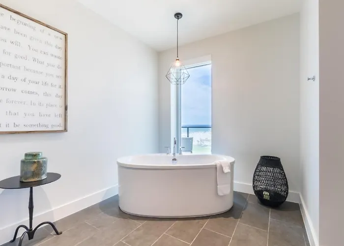 Elegant 6 Bedroom With And Views, 2 Large Balconies, Next To The Hangout! * Gulf Shores